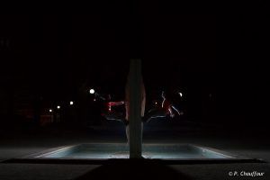 Saut de bras en miroir dans un parc de Grenoble, avec Thomas. Photo par Pierre Chauffour.